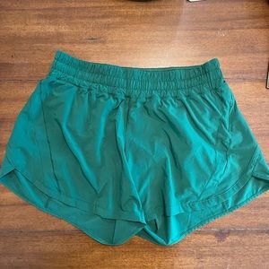 Lululemon track that 5” lined short in green